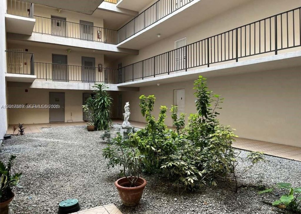 5501 NW 7th St, Unit E412, Miami, FL 33126 Photo