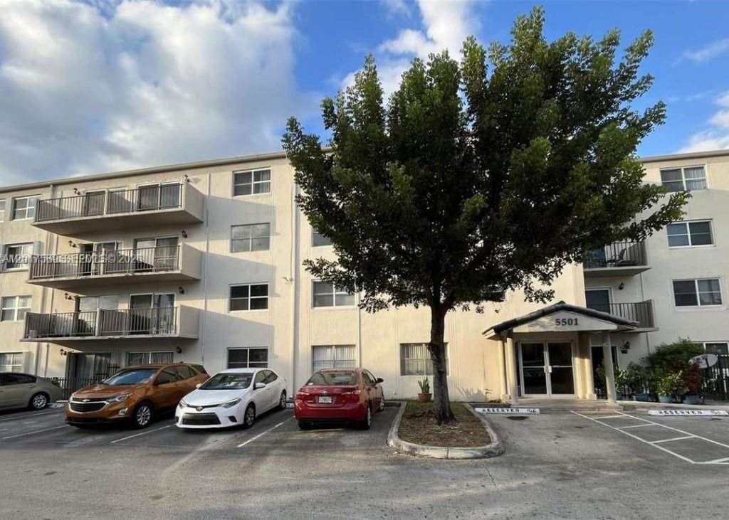 5501 NW 7th St, Unit E412, Miami, FL 33126 Photo
