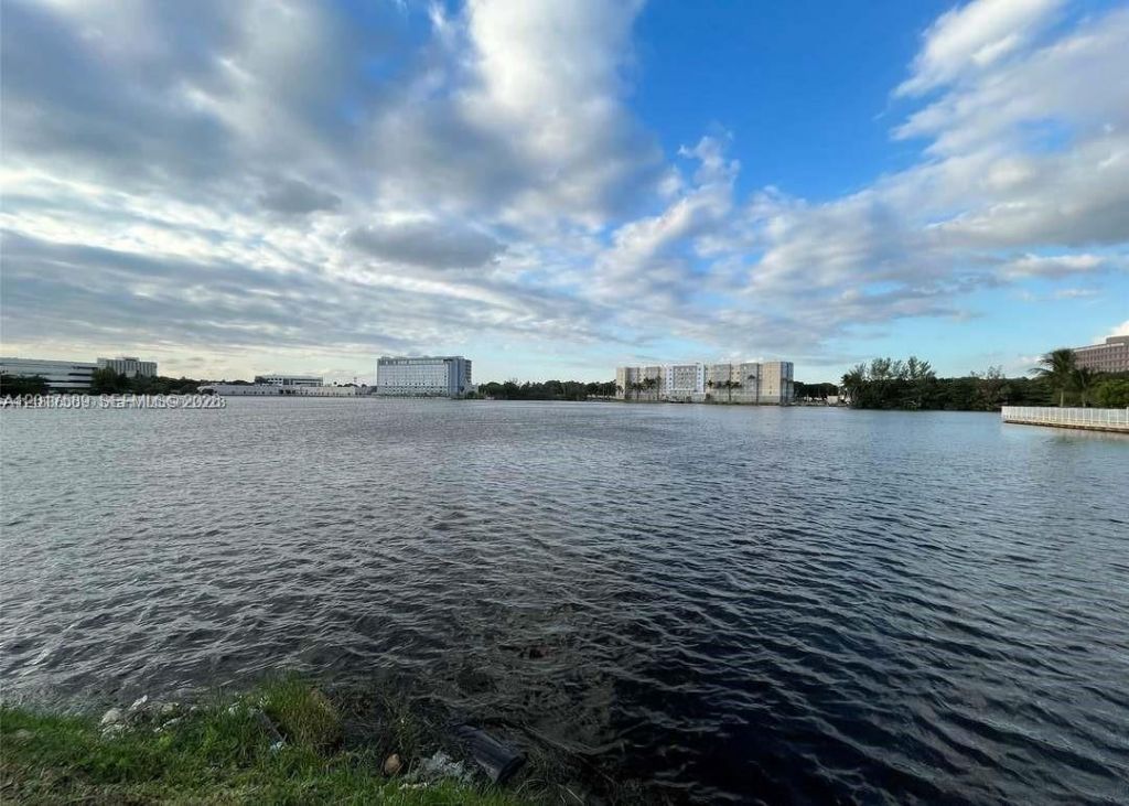 5501 NW 7th St, Unit E412, Miami, FL 33126 Photo