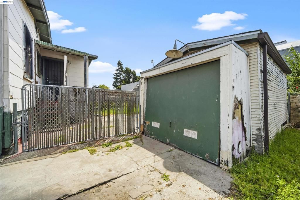 10737 Pearmain St, Oakland, CA 94603 Main Photo