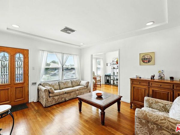 6549 Teesdale Avenue, North Hollywood, CA 91606
