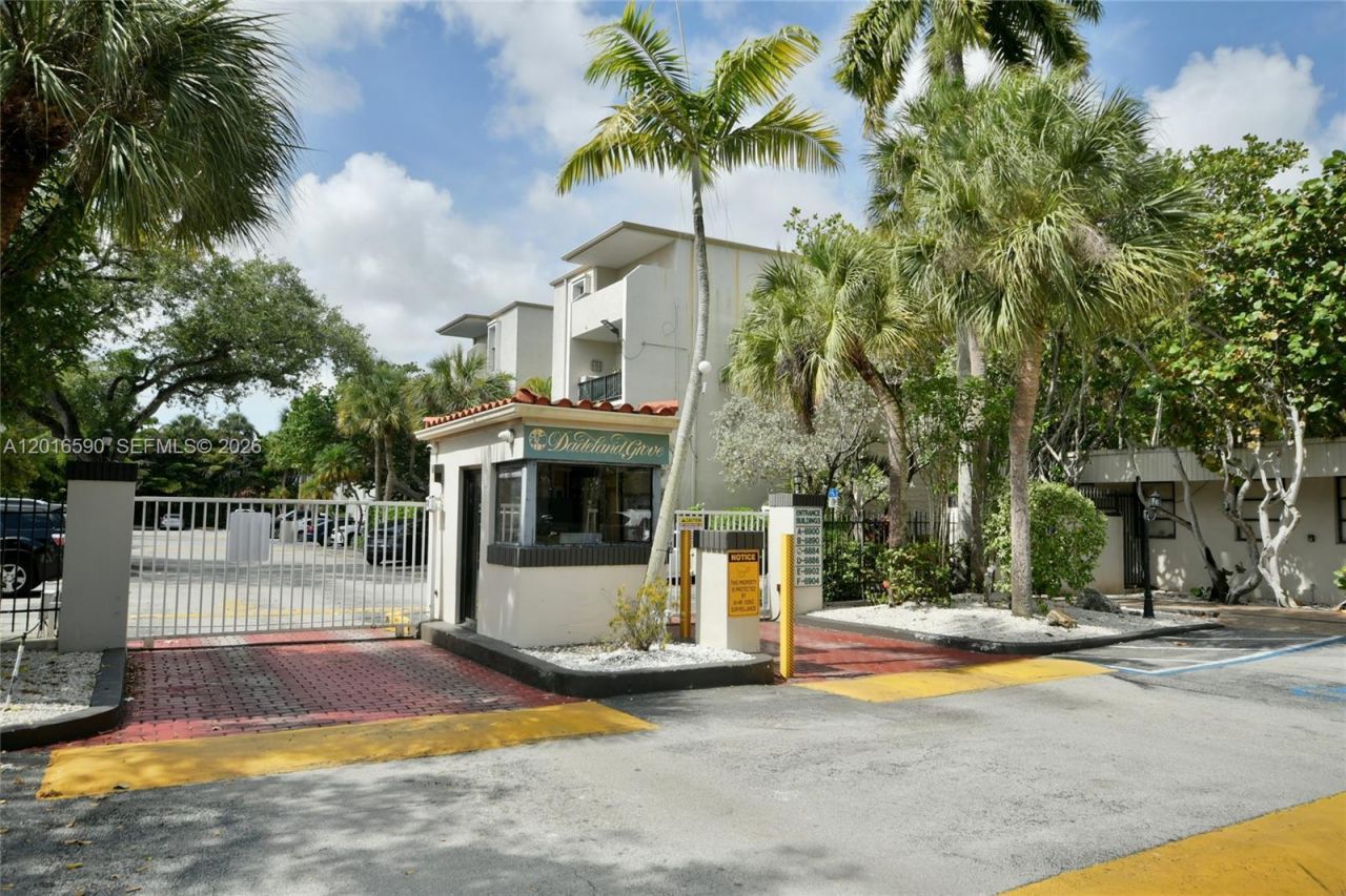 6884 N Kendall Dr, Unit C401, Pinecrest, FL 33156 Photo