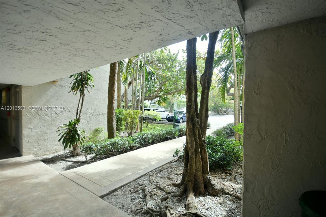 6884 N Kendall Dr, Unit C401, Pinecrest, FL 33156 Photo