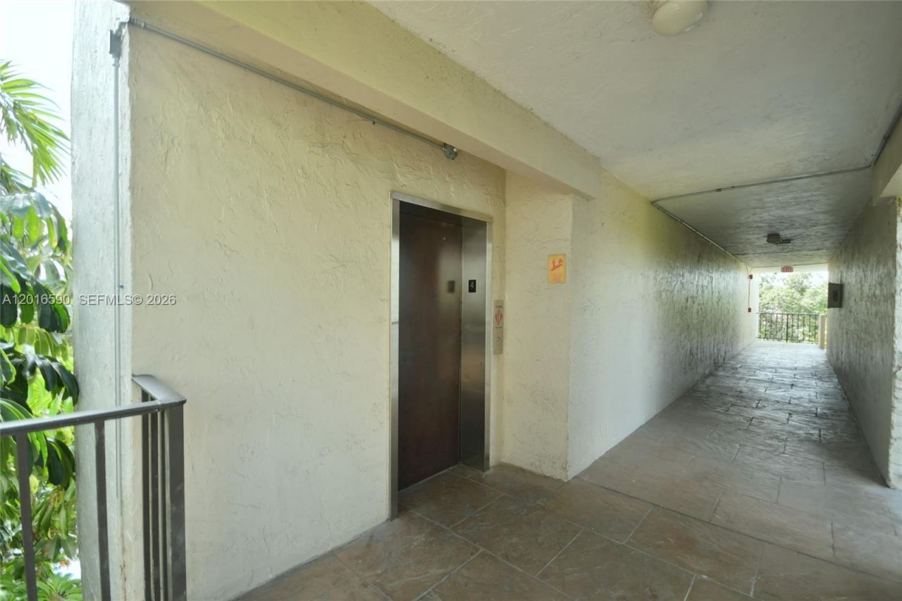 6884 N Kendall Dr, Unit C401, Pinecrest, FL 33156 Photo