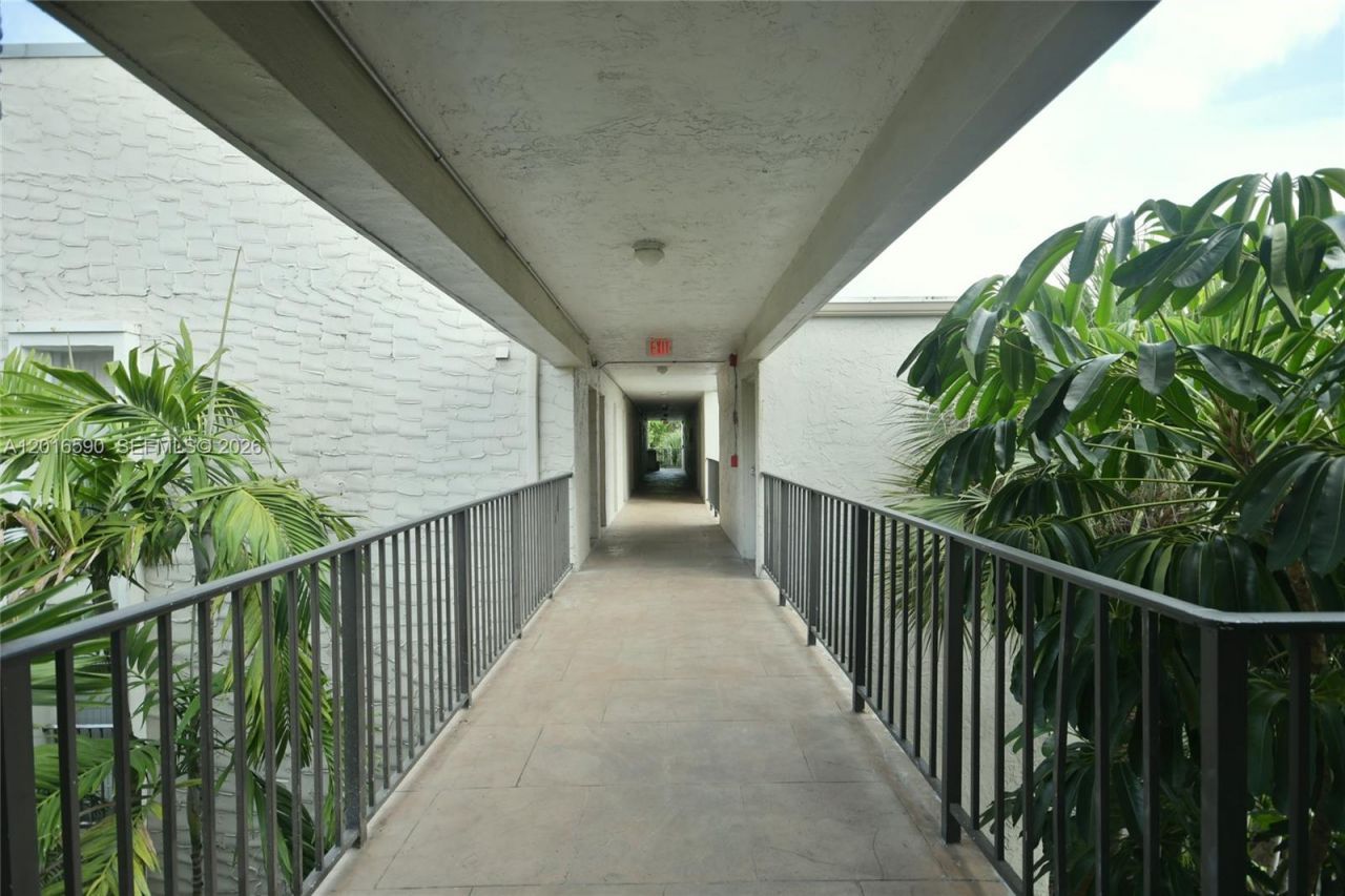 6884 N Kendall Dr, Unit C401, Pinecrest, FL 33156 Photo