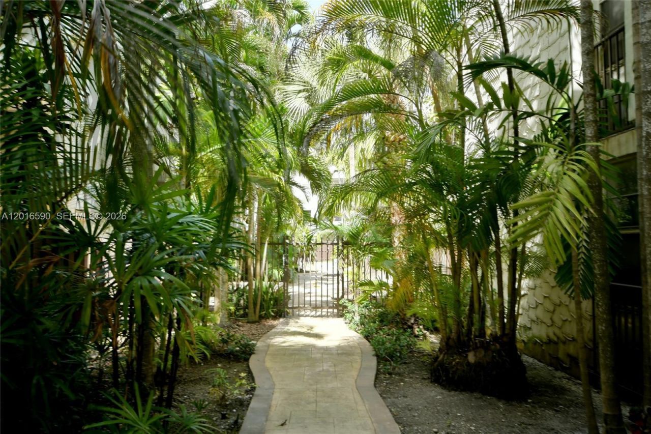 6884 N Kendall Dr, Unit C401, Pinecrest, FL 33156 Photo