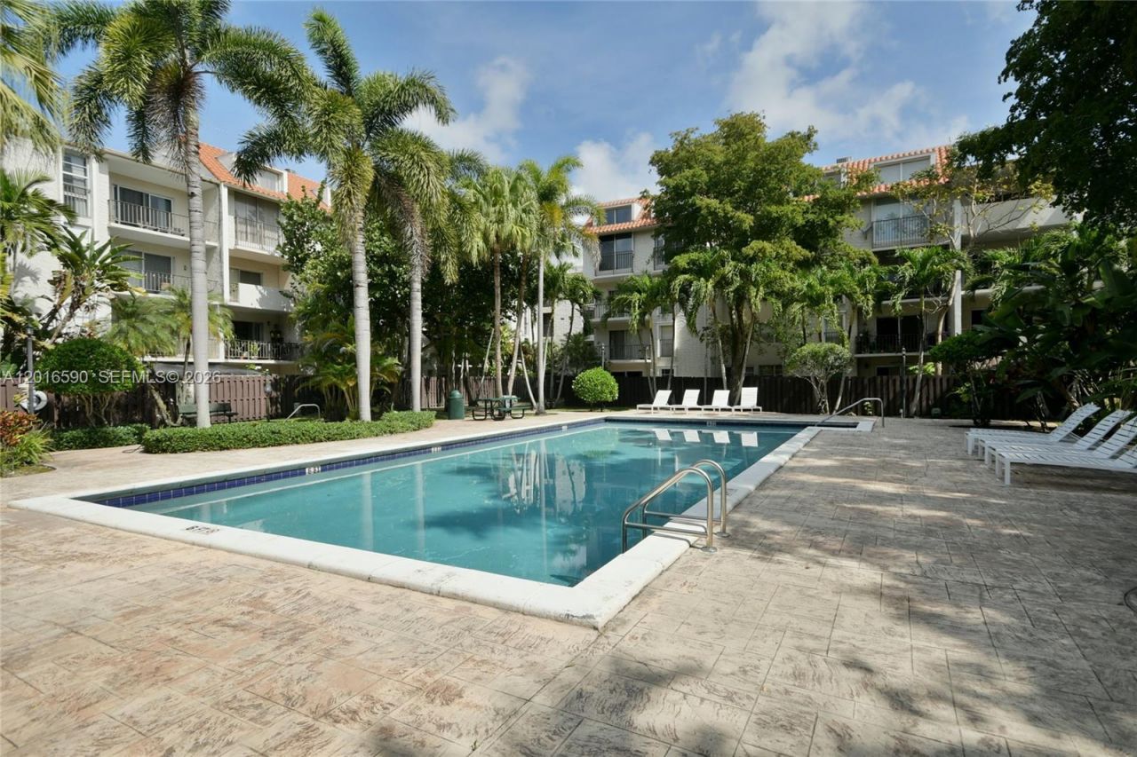 6884 N Kendall Dr, Unit C401, Pinecrest, FL 33156 Photo