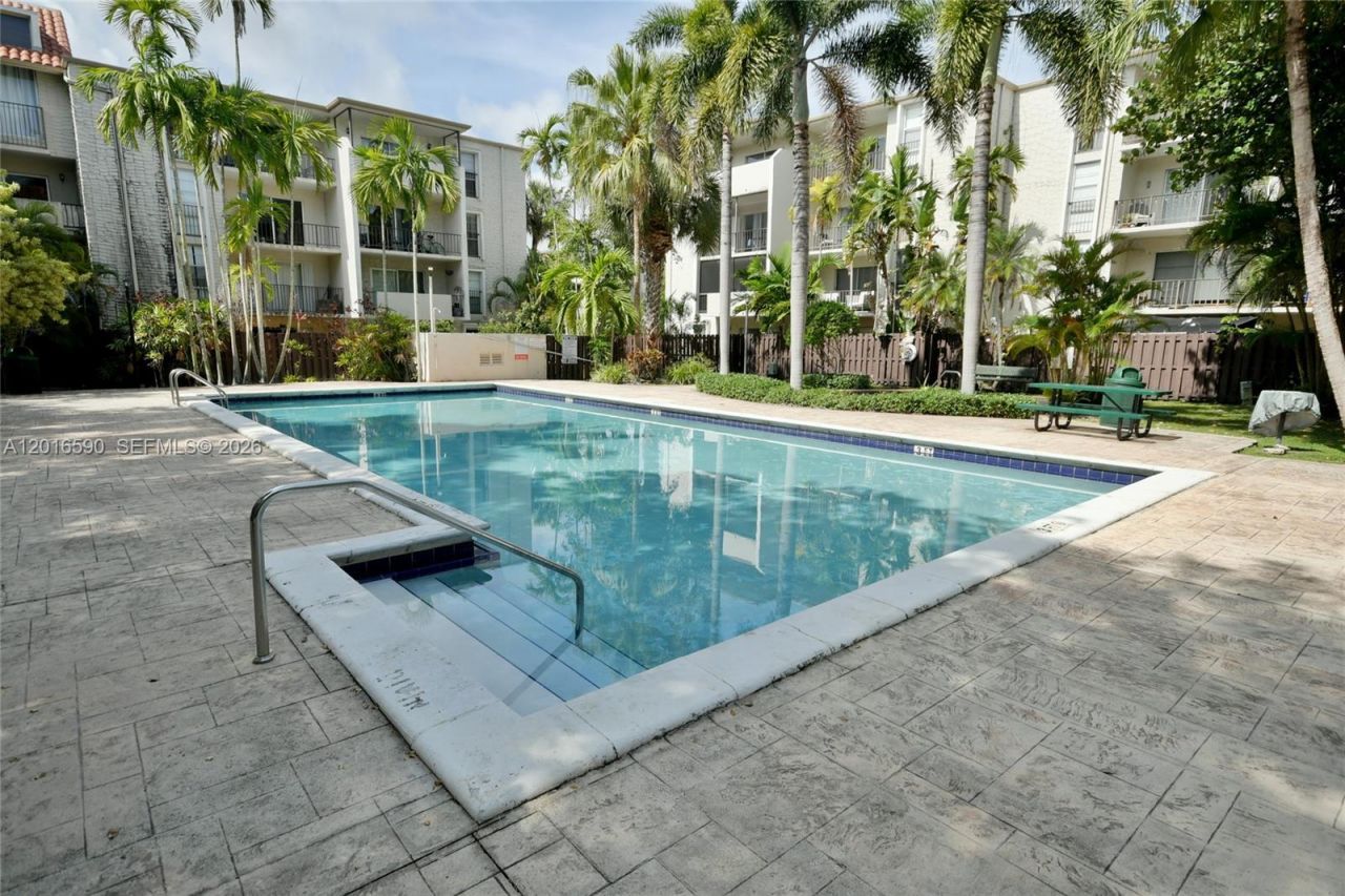 6884 N Kendall Dr, Unit C401, Pinecrest, FL 33156 Photo