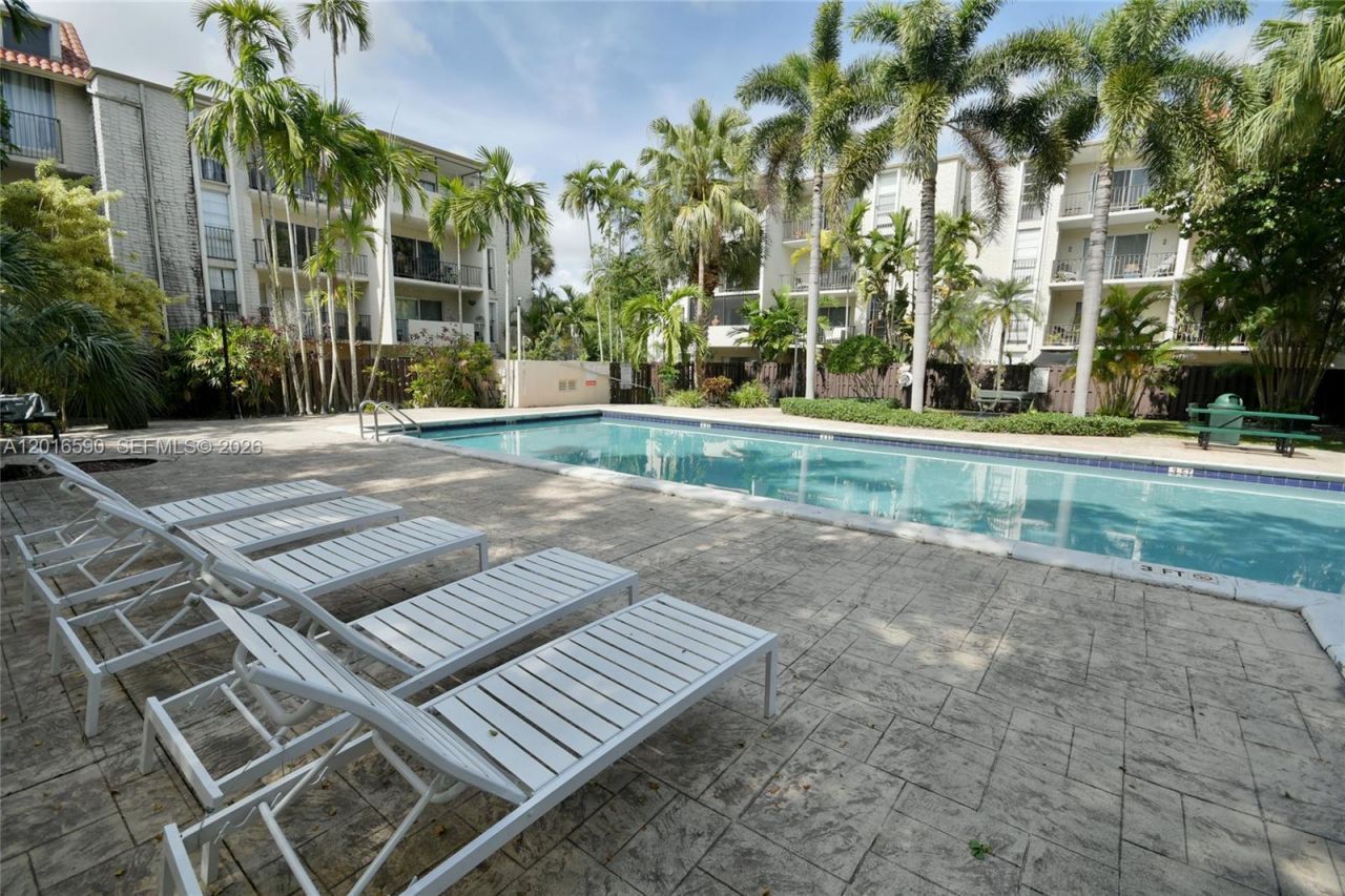 6884 N Kendall Dr, Unit C401, Pinecrest, FL 33156 Photo