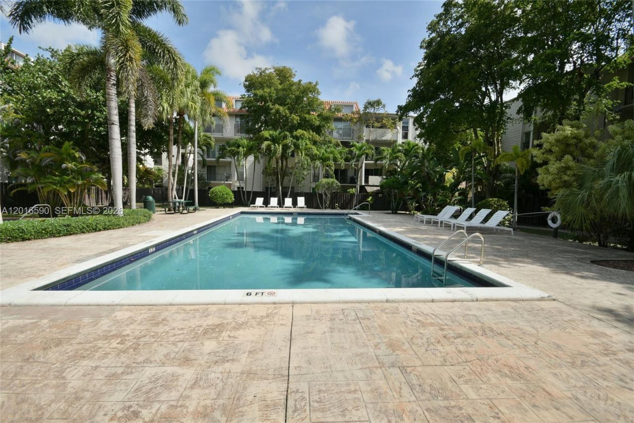6884 N Kendall Dr, Unit C401, Pinecrest, FL 33156 Photo