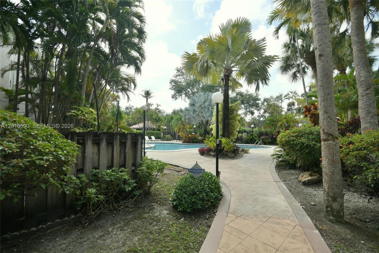 6884 N Kendall Dr, Unit C401, Pinecrest, FL 33156 Photo