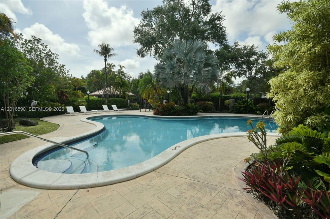 6884 N Kendall Dr, Unit C401, Pinecrest, FL 33156 Photo