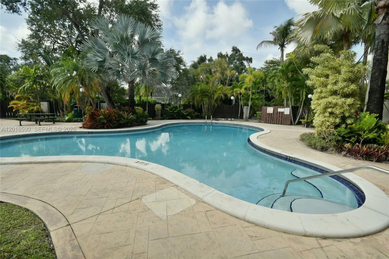 6884 N Kendall Dr, Unit C401, Pinecrest, FL 33156 Photo