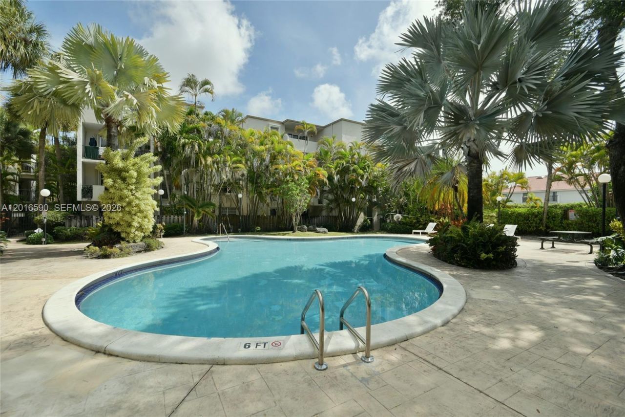 6884 N Kendall Dr, Unit C401, Pinecrest, FL 33156 Photo