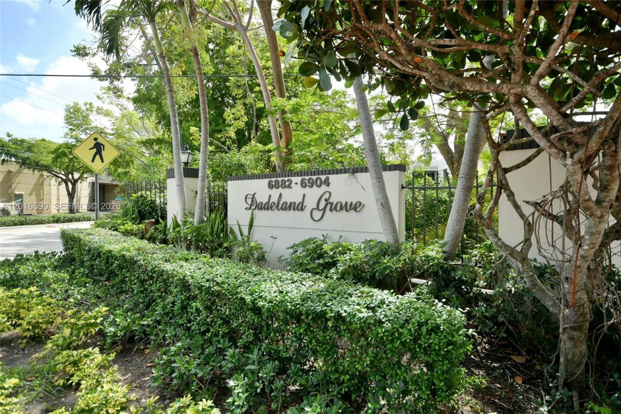 6884 N Kendall Dr, Unit C401, Pinecrest, FL 33156 Photo