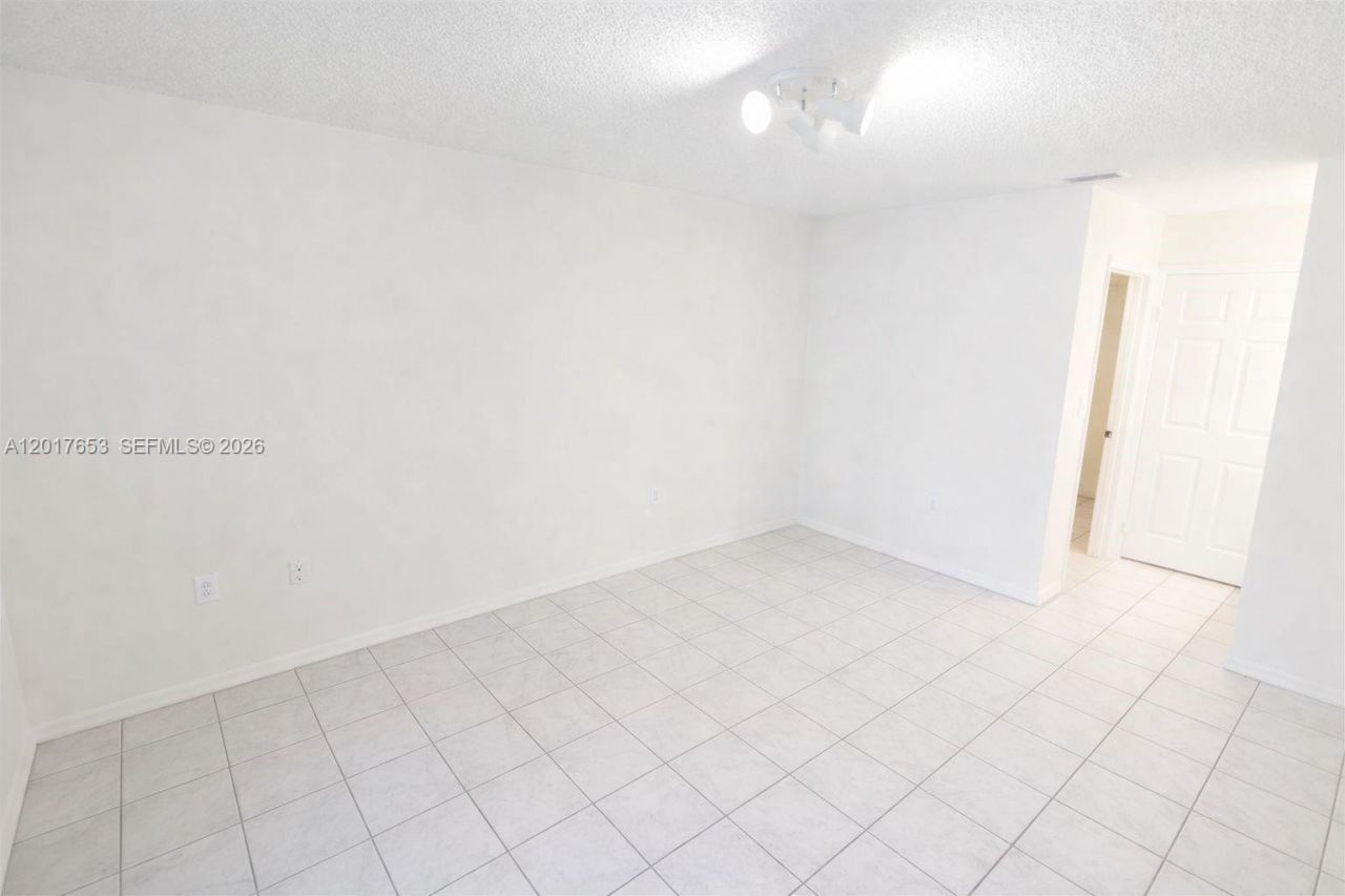 464 NE 210th Circle Ter, Unit 204, Miami, FL 33179 Photo