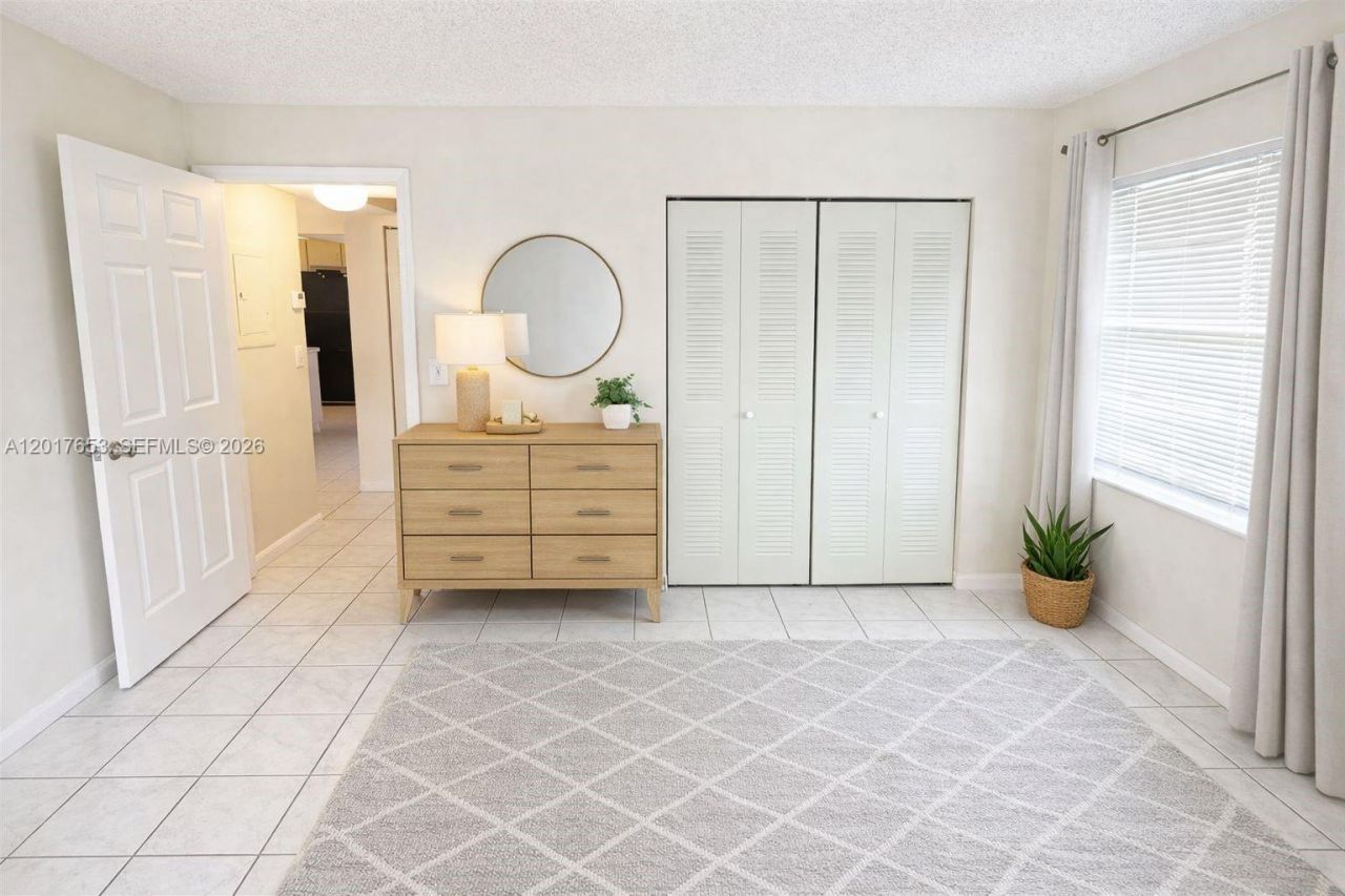 464 NE 210th Circle Ter, Unit 204, Miami, FL 33179 Photo