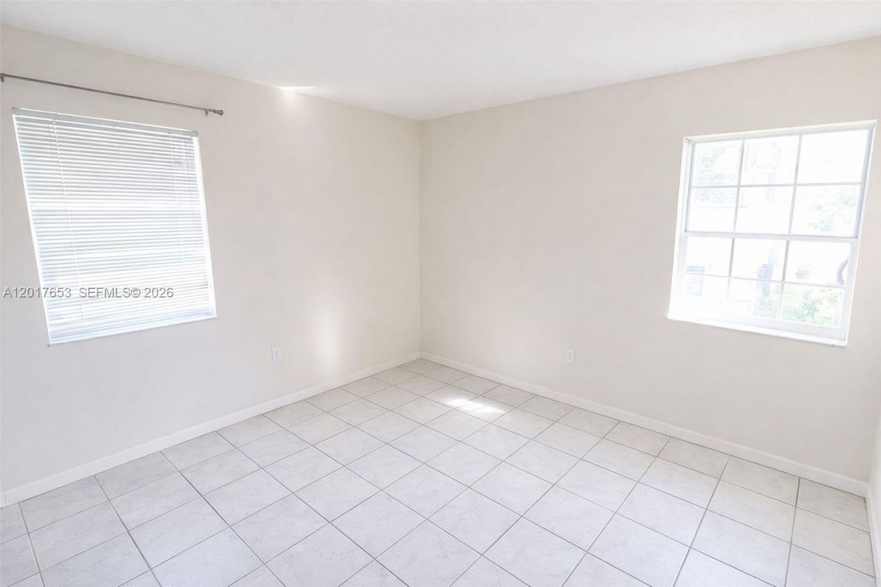 464 NE 210th Circle Ter, Unit 204, Miami, FL 33179 Photo