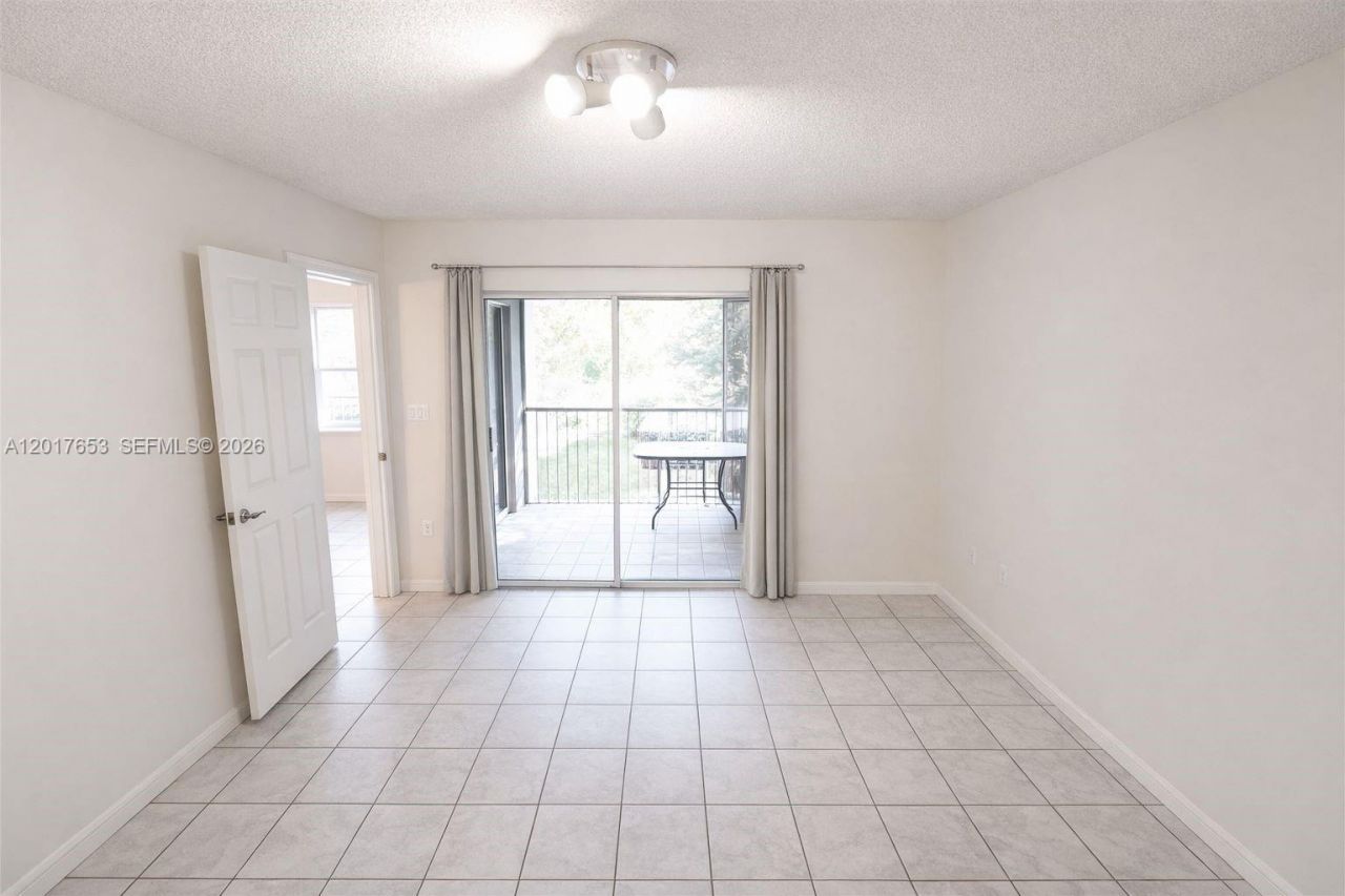 464 NE 210th Circle Ter, Unit 204, Miami, FL 33179 Photo