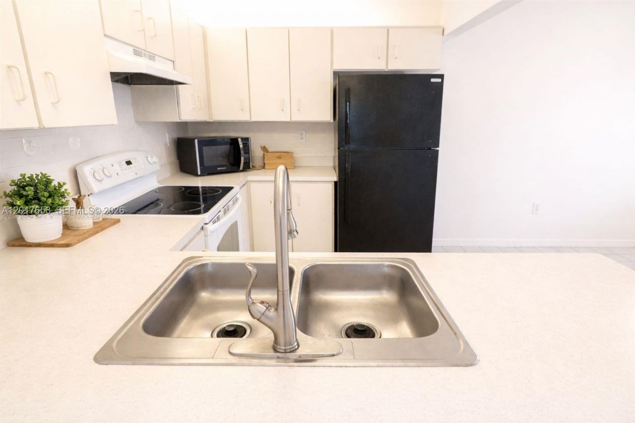 464 NE 210th Circle Ter, Unit 204, Miami, FL 33179 Photo