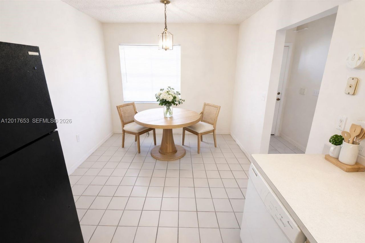 464 NE 210th Circle Ter, Unit 204, Miami, FL 33179 Photo