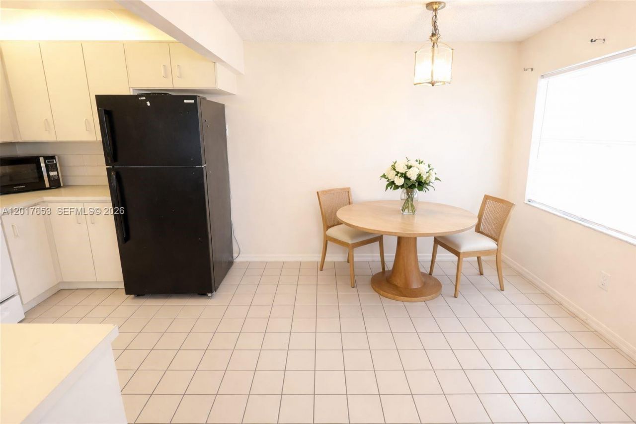 464 NE 210th Circle Ter, Unit 204, Miami, FL 33179 Photo