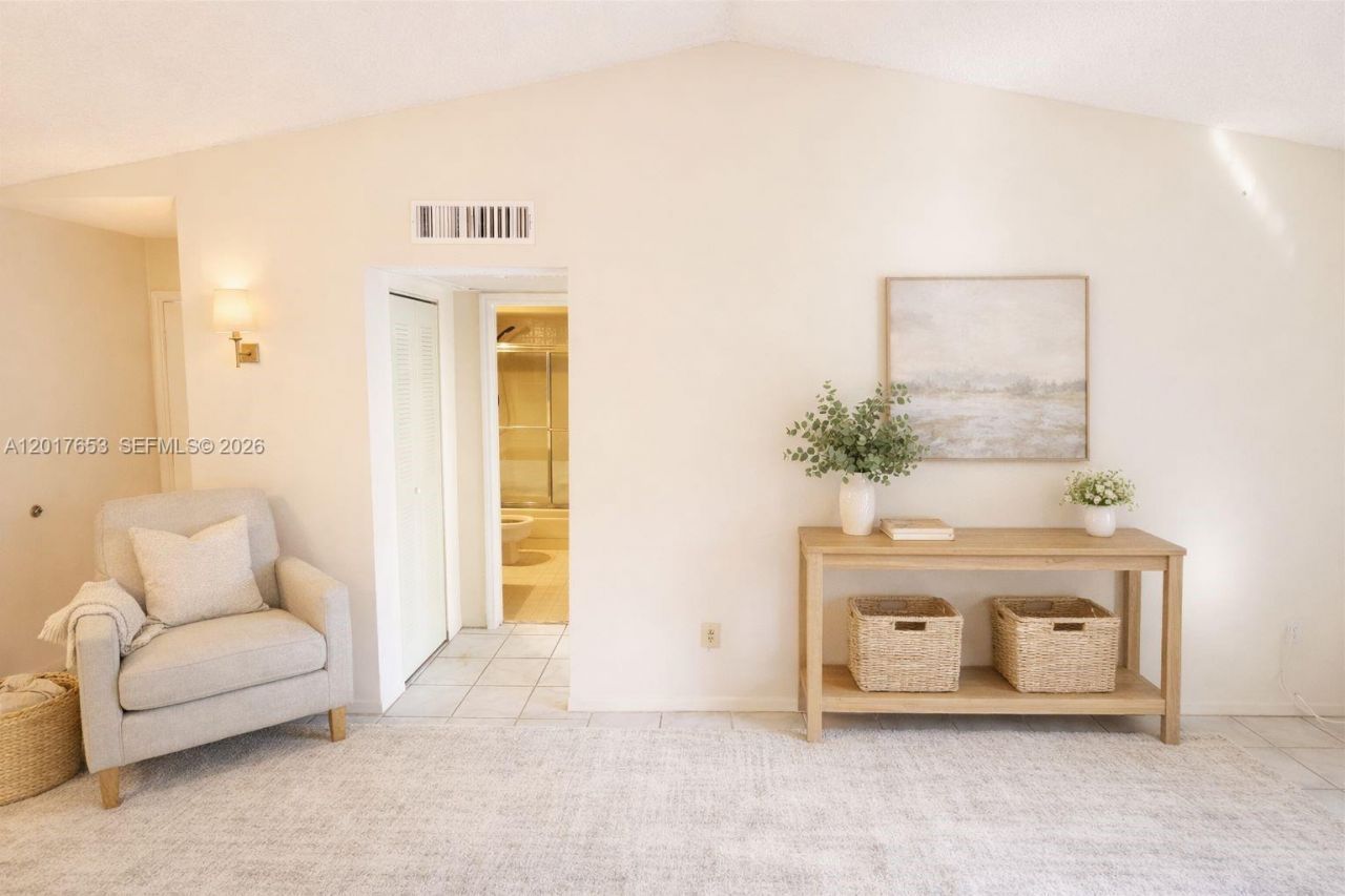 464 NE 210th Circle Ter, Unit 204, Miami, FL 33179 Photo