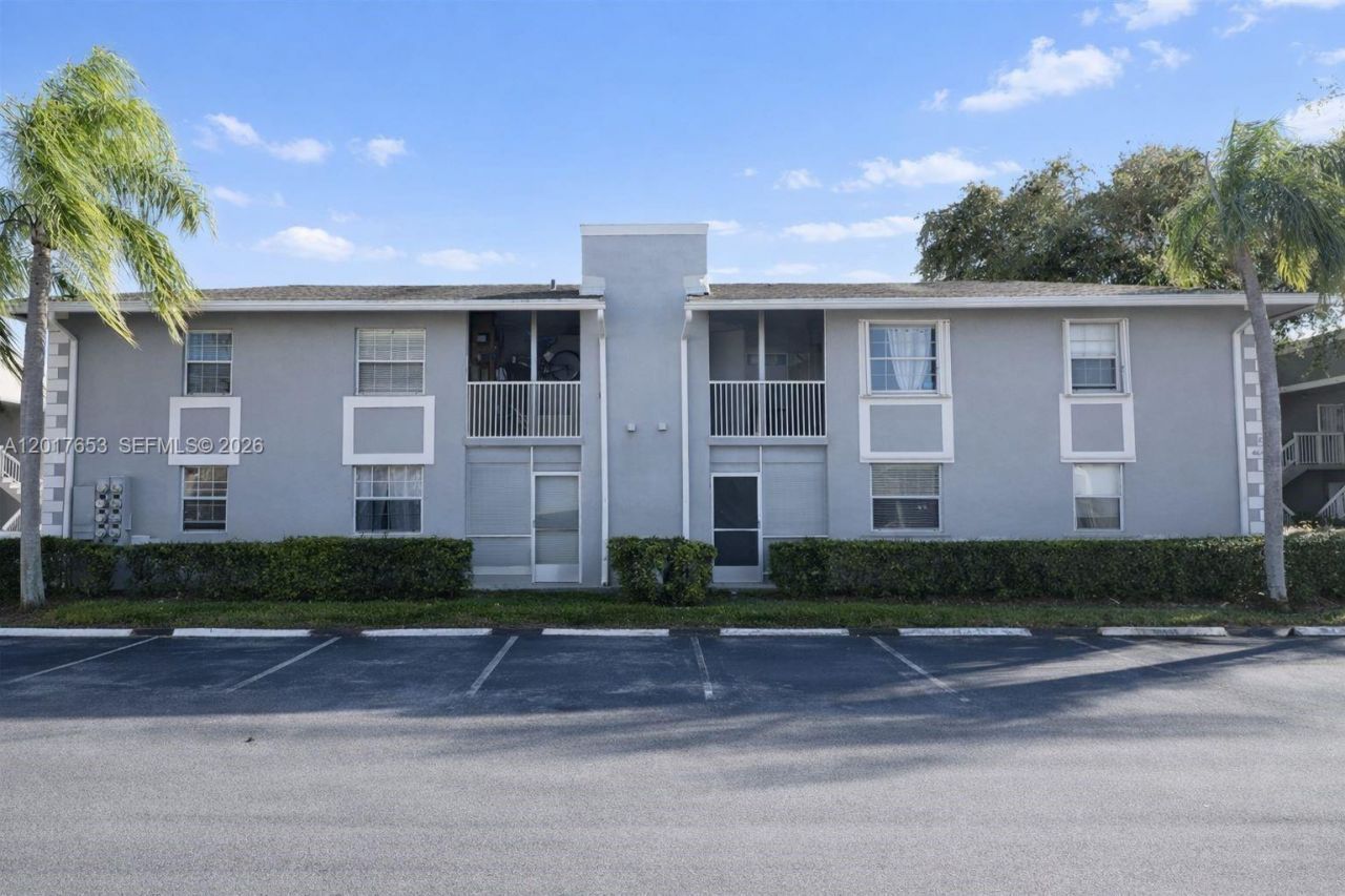 464 NE 210th Circle Ter, Unit 204, Miami, FL 33179 Photo