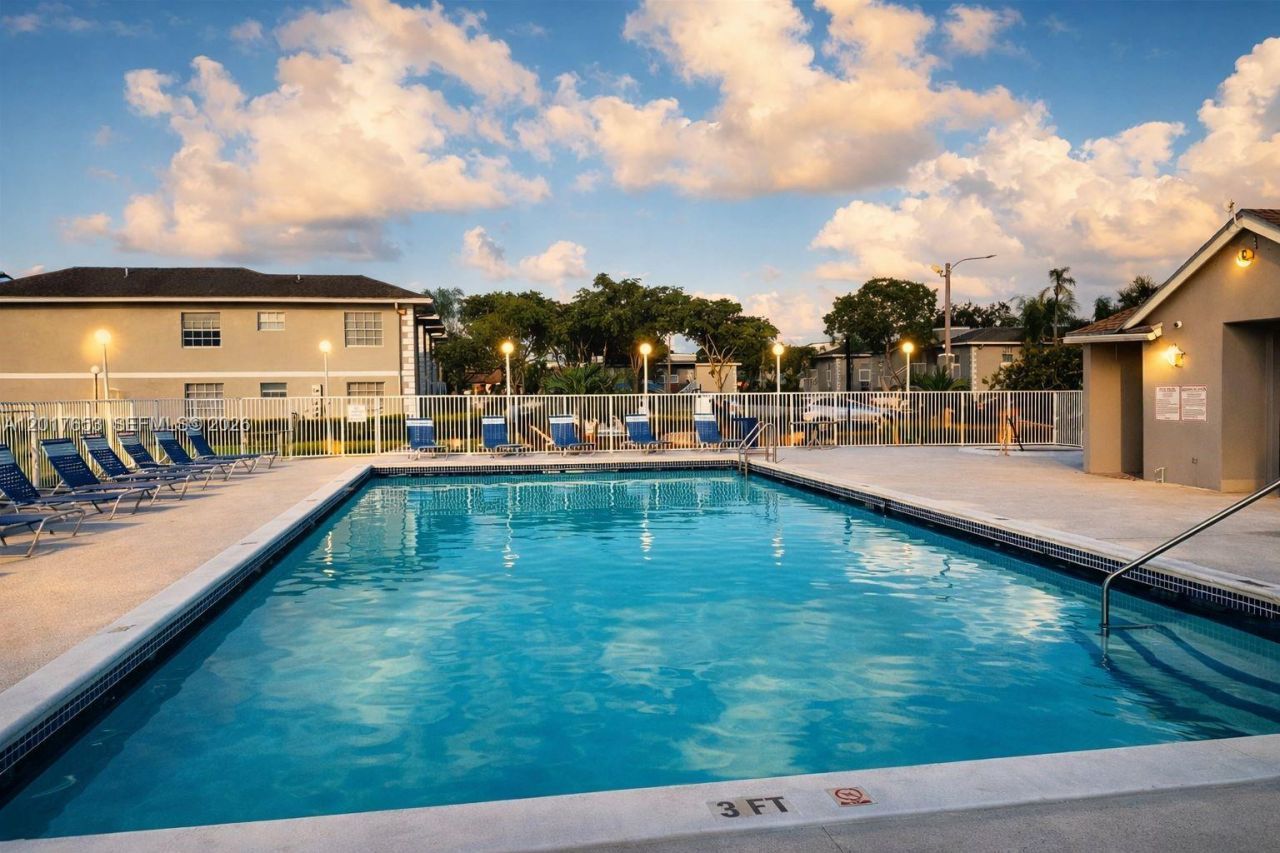 464 NE 210th Circle Ter, Unit 204, Miami, FL 33179 Photo