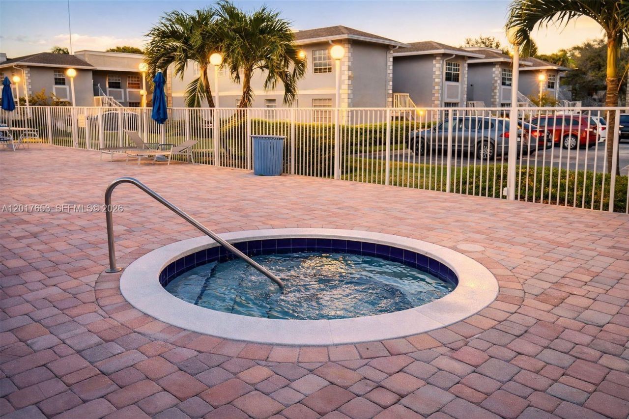 464 NE 210th Circle Ter, Unit 204, Miami, FL 33179 Photo