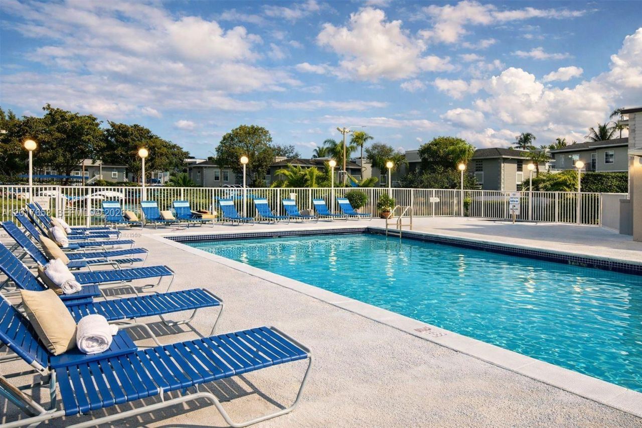 464 NE 210th Circle Ter, Unit 204, Miami, FL 33179 Photo