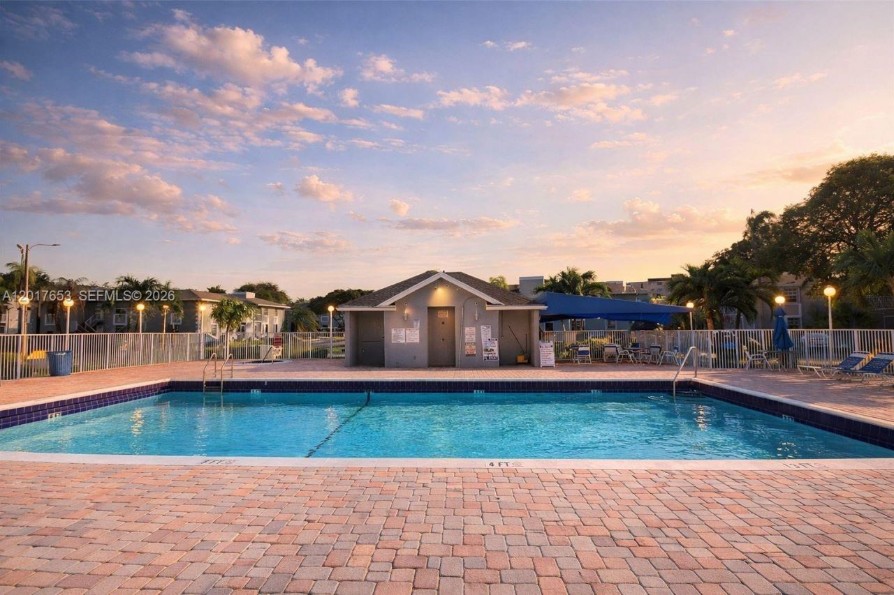 464 NE 210th Circle Ter, Unit 204, Miami, FL 33179 Photo
