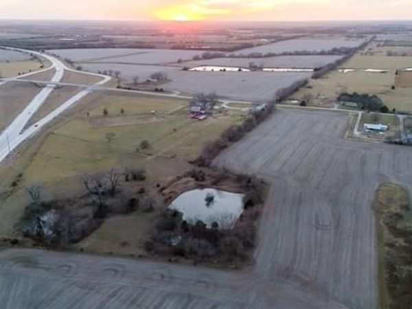 24700 Douglas Road, Chanute, KS 66720