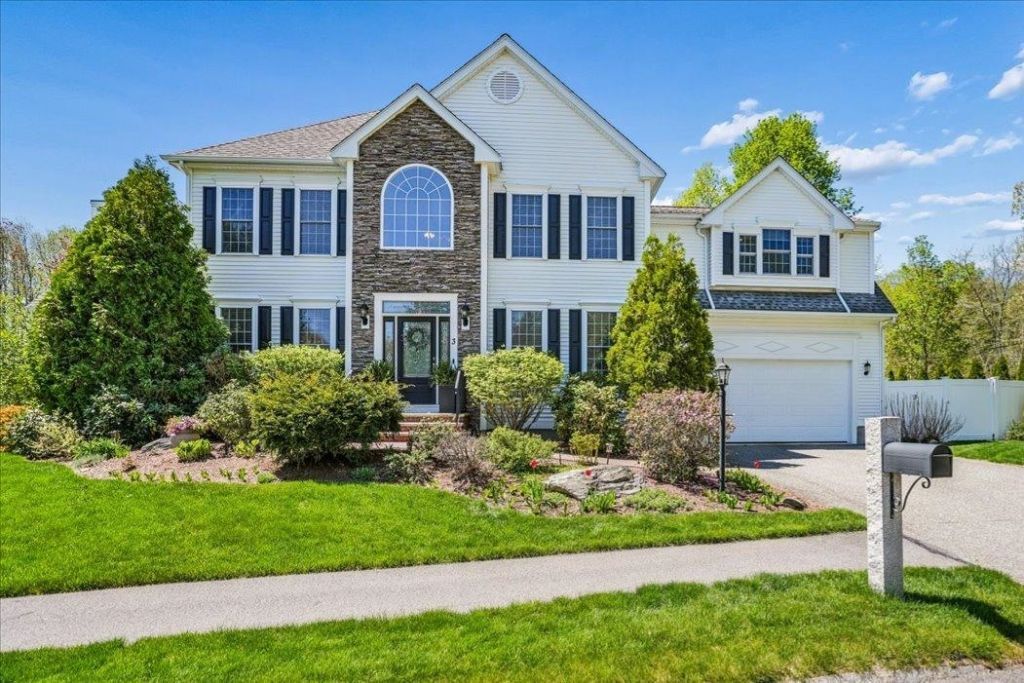 3 Crimson Court, Nashua, NH 03063 Main Photo