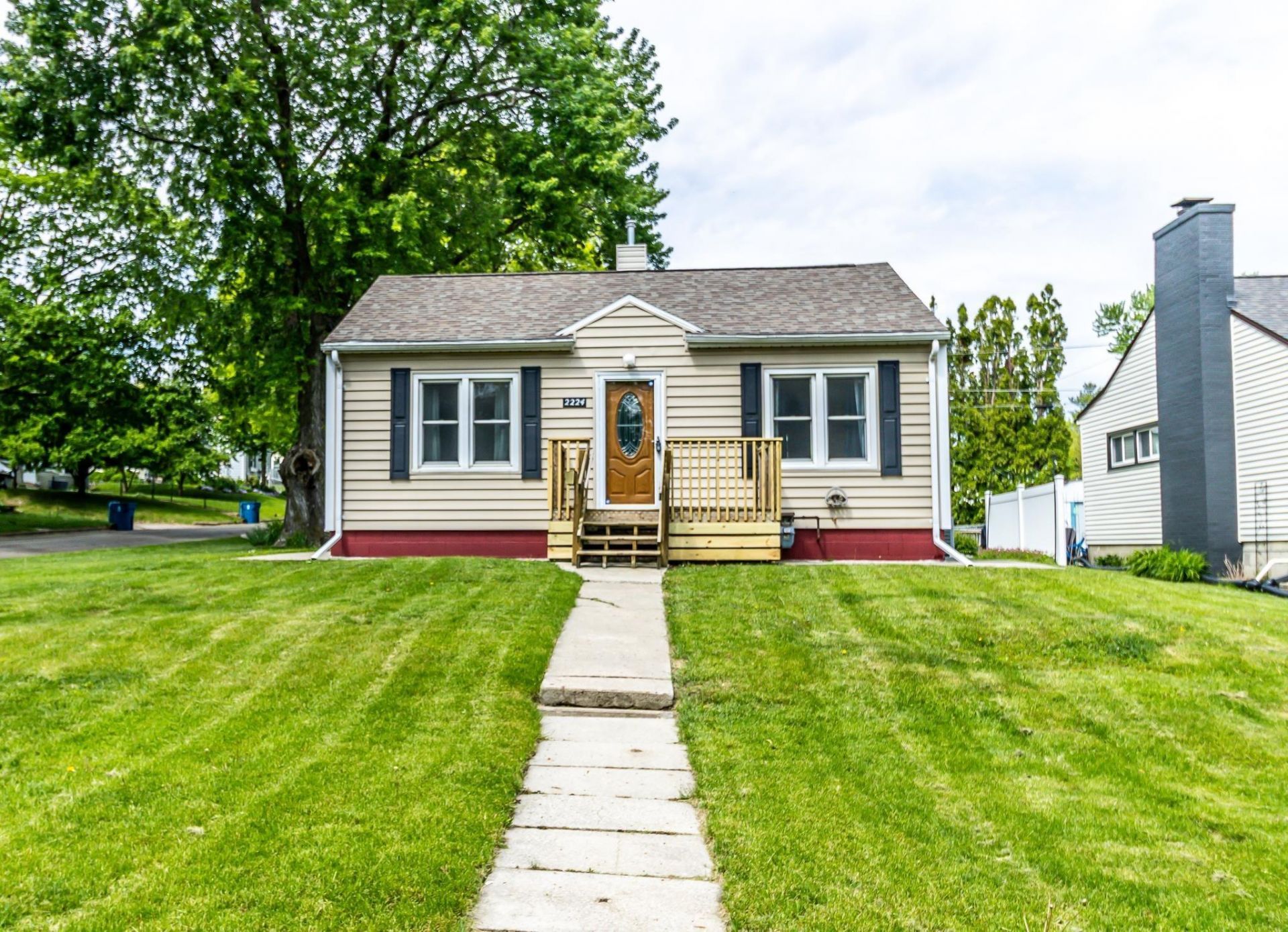 2224 W 7th Street, Waterloo, IA 50702 Main Photo
