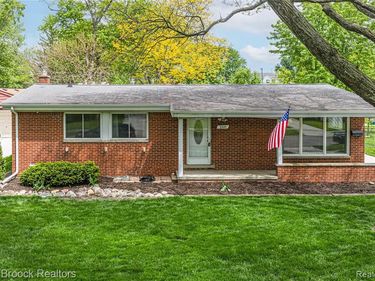260 Lyons Drive, Troy, MI 48083