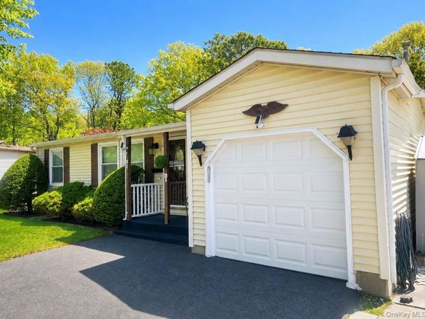 19 Village Circle S, Manorville, NY 11949