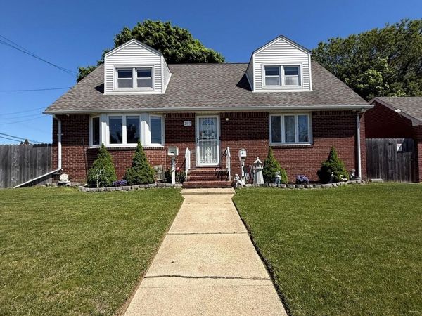 297 N Syracuse Avenue , Massapequa, NY 11758