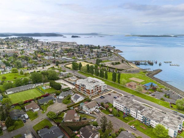 9570 Fifth St , Unit 203, Sidney, BC V8L 2W5