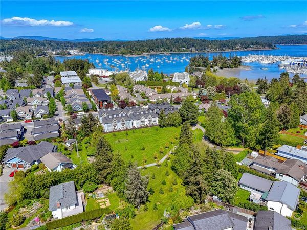 10480 Resthaven Dr , Unit 5, Sidney, BC V8L 3H7