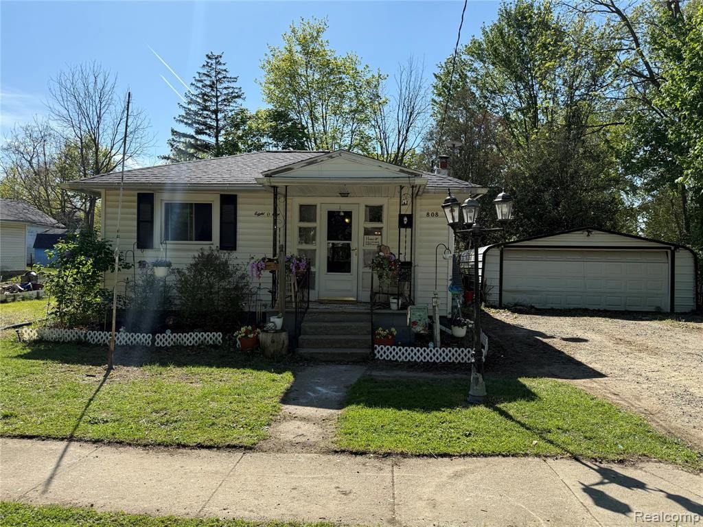 808 Broadway Avenue, Owosso, MI 48867 Main Photo