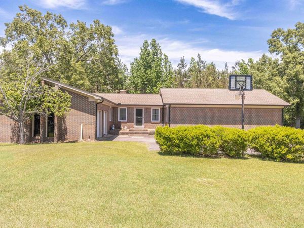 364 DEBBIE CIR, Selmer, TN 38375