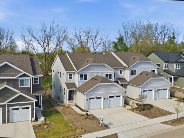 2245 Watertown Way NE, Grand Rapids, MI 49505