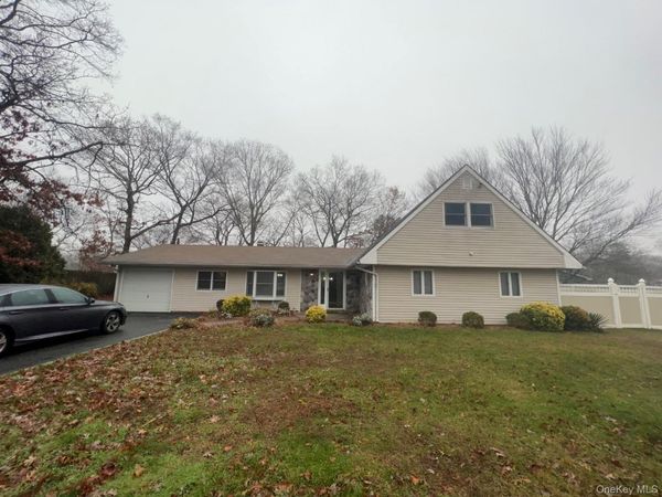 7 Wicket Street , Coram, NY 11727