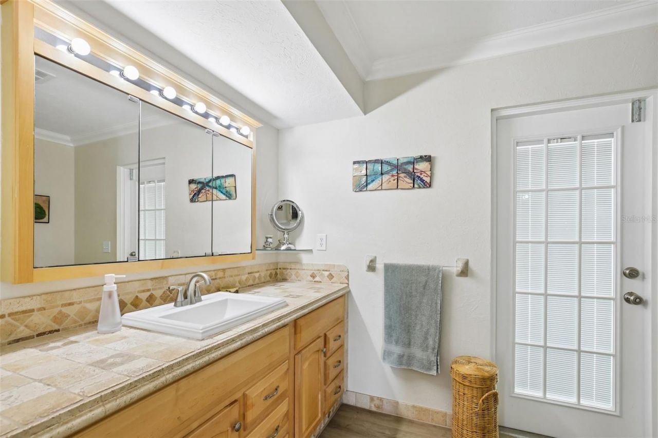530 Magellan Drive, Sarasota, FL 34243 Photo