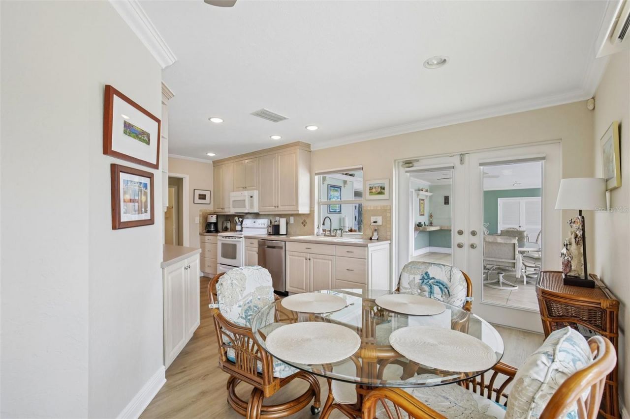 530 Magellan Drive, Sarasota, FL 34243 Photo