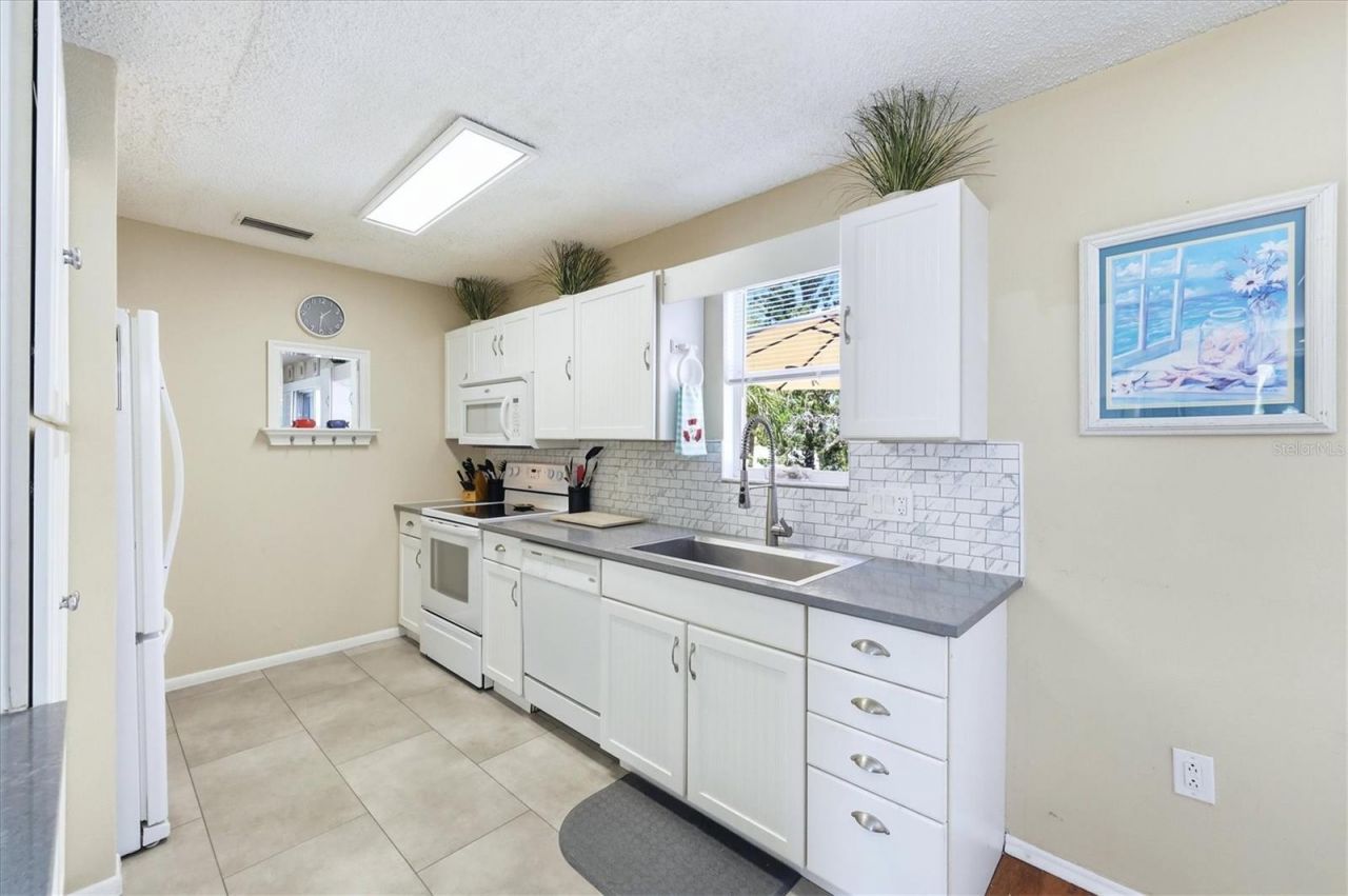6325 Gulf Drive, Holmes Beach, FL 34217 Photo