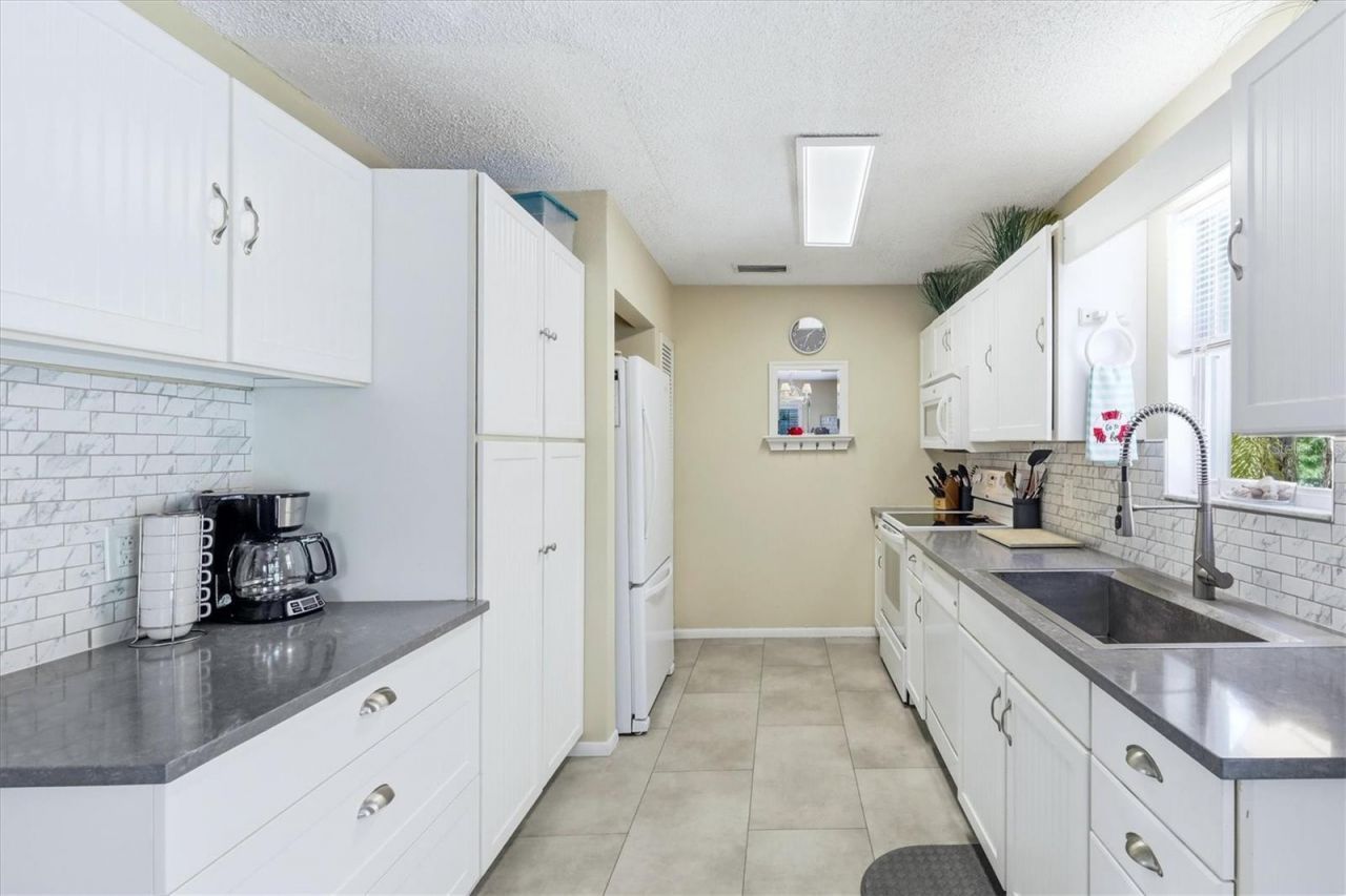 6325 Gulf Drive, Holmes Beach, FL 34217 Photo