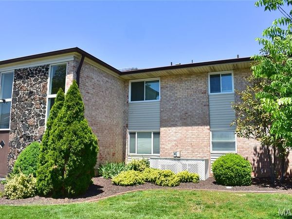 10003 Sakura Drive, Unit D, St Louis, MO 63128