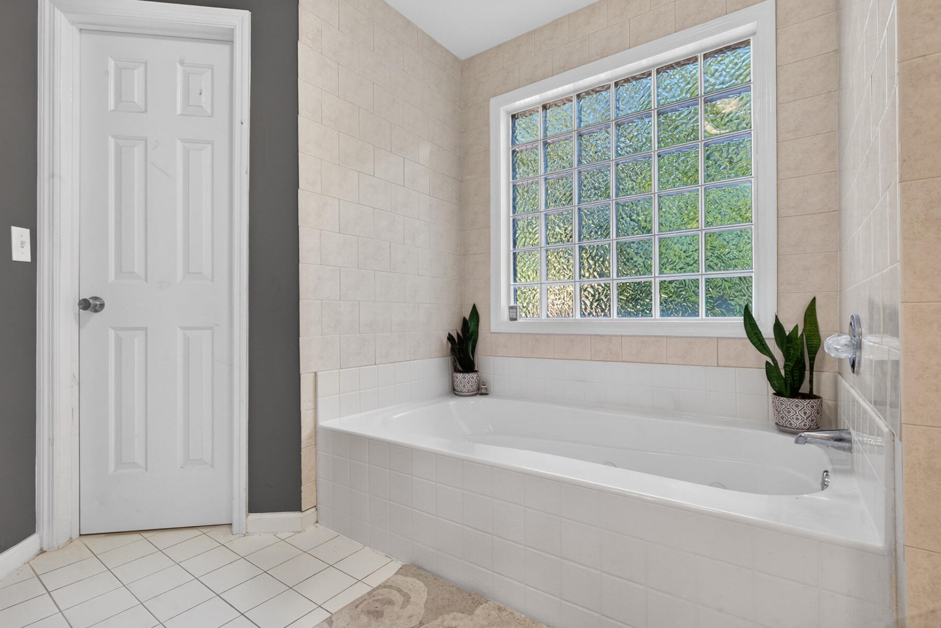 112 N Knightsbridge Court Photo 29